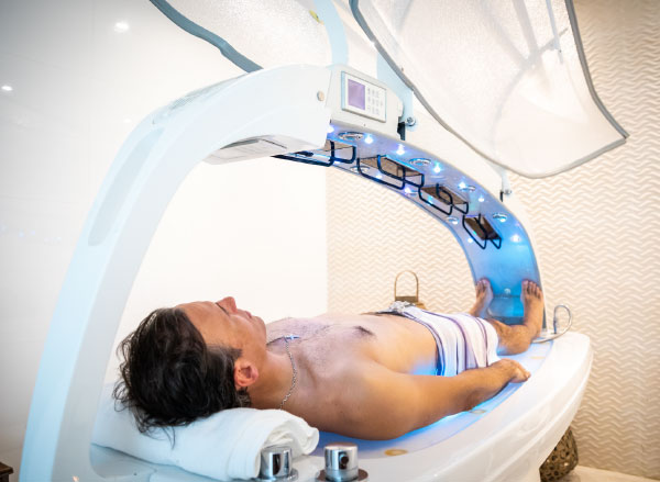 piscina interior con jacuzzi